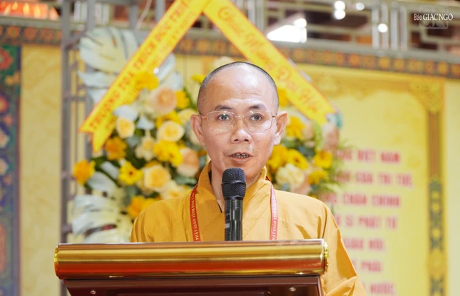 Đại đức Thích Chúc Phát báo cáo kết quả ngày làm việc thứ nhất