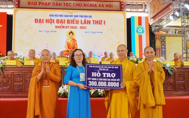 Tân Ban Trị sự GHPGVN tỉnh trao 300 triệu đồng hỗ trợ xây dựng nhà Đại đoàn kết
