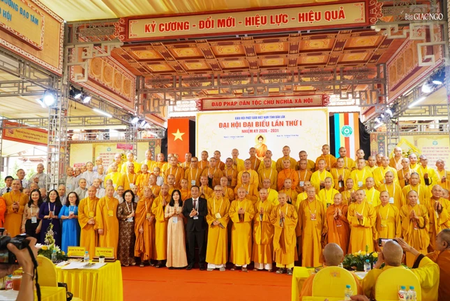 Tân Ban Trị sự GHPGVN tỉnh Đắk Lắk lưu niệm cùng chính quyền chư tôn đức Hội đồng Trị sự
