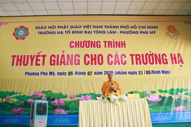 Hòa thượng Thích Huệ Thông thuyết giảng