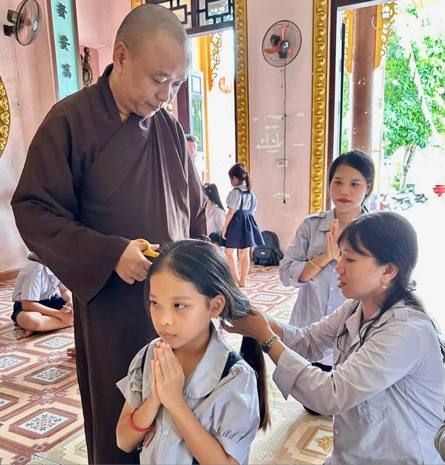Em Oanh vũ phát nguyện hiến mái tóc cho bệnh nhân ung thư Em Oanh vũ phát nguyện hiến mái tóc cho bệnh nhân ung thư