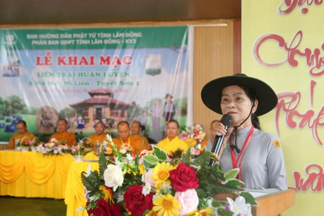 Huynh trưởng cấp Tấn Nguyên Liên – Phạm Thị Vinh Hoa, Trưởng Ban Tổ chức Liên trại phát biểu khai mạc Huynh trưởng cấp Tấn Nguyên Liên – Phạm Thị Vinh Hoa, Trưởng Ban Tổ chức Liên trại phát biểu khai mạc
