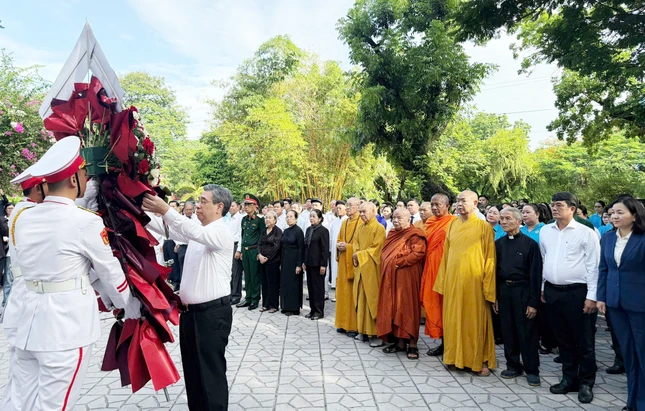 Trong không khí trang nghiêm, các đại biểu dành phút mặc niệm, thành kính dâng hoa, dâng hương tại bia tưởng niệm các anh hùng liệt sĩ