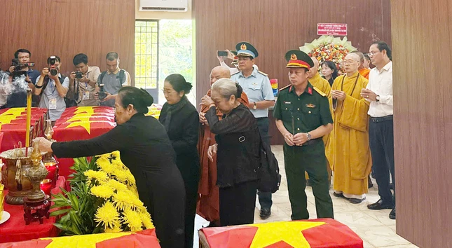 Thắp hương tưởng niệm nơi thờ tạm hài cốt các liệt sĩ tìm thấy tại Công viên Lê Thị Riêng