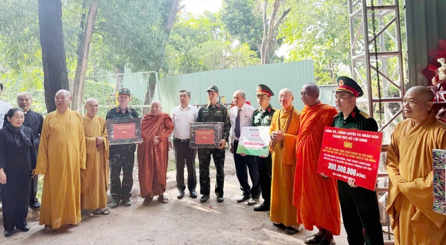 Ông Nguyễn Phước Lộc, Chủ tịch Ủy ban MTTQVN TP.HCM đại diện trao hỗ trợ đến các lực lượng tìm kiếm tại công viên
