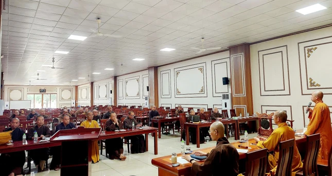 Chư tôn đức tham dự phiên họp