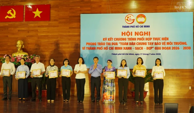 Trao giải đến các hội thi Trao giải đến các hội thi