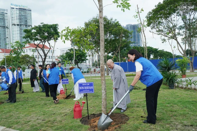Ni trưởng Thích nữ Từ Nhẫn, Phó Trưởng Phân ban Ni giới T.Ư, trụ trì chùa Phước Viên (phường Thạnh Mỹ Tây) và bà Trương Thị Bích Hạnh, Ủy viên Ban Thường vụ Thành ủy, Phó Chủ tịch Thường trực Ủy ban MTTQVN Thành phố trồng cây xanh Ni trưởng Thích nữ Từ Nhẫn, Phó Trưởng Phân ban Ni giới T.Ư, trụ trì chùa Phước Viên (phường Thạnh Mỹ Tây) và bà Trương Thị Bích Hạnh, Ủy viên Ban Thường vụ Thành ủy, Phó Chủ tịch Thường trực Ủy ban MTTQVN Thành phố trồng cây xanh