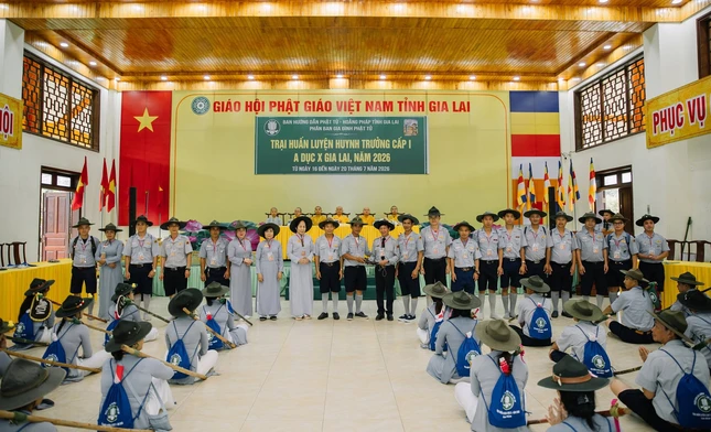 Trao còi lệnh đến Ban Quản trại