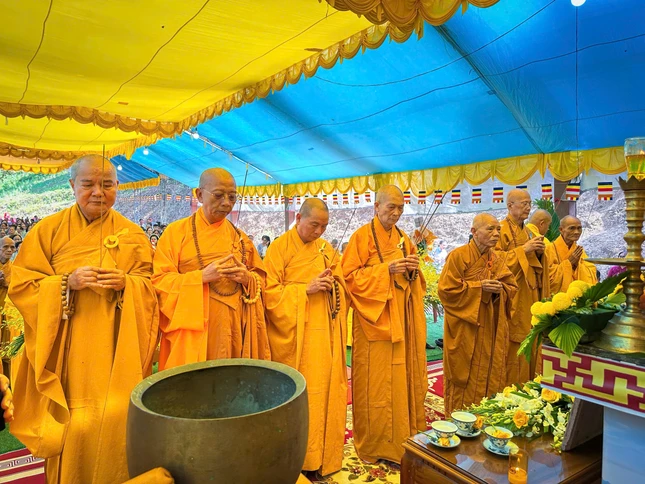Chư tôn đức chứng minh niêm hương cầu nguyện Chư tôn đức chứng minh niêm hương cầu nguyện