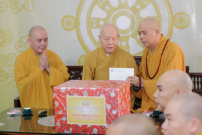 Ban Trị sự GHPGVN tỉnh Gia Lai cúng dường trường hạ