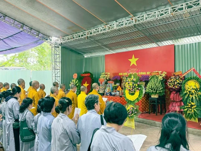 Tri ân những người đã hy sinh xương máu để mang lại hòa bình, độc lập cho dân tộc Tri ân những người đã hy sinh xương máu để mang lại hòa bình, độc lập cho dân tộc