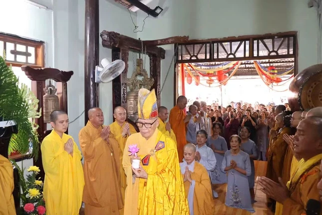 Khóa lễ cầu nguyện tại chánh điện Khóa lễ cầu nguyện tại chánh điện