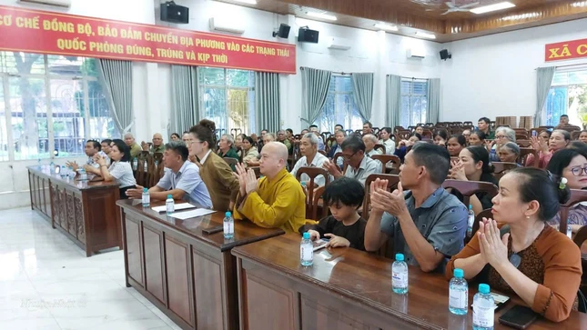 Chư tôn đức, chính quyền tham dự Chư tôn đức, chính quyền tham dự