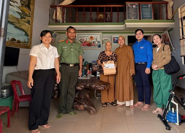 Đoàn thăm, tặng quà các gia đình người có công, thân nhân liệt sĩ tiêu biểu trên địa bàn xã