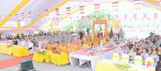 Chư tôn đức, đại biểu, Phật tử tham dự