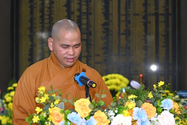 Thượng tọa Thích Thiện Thông tuyên đọc điếu văn tưởng niệm