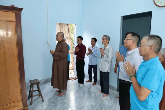 Chư tôn đức, Phật tử chùa Sắc tứ Khải Đoan thắp hương lễ Phật trong căn nhà vừa mới xây xong của gia đình ông Hồ Văn Cường Chư tôn đức, Phật tử chùa Sắc tứ Khải Đoan thắp hương lễ Phật trong căn nhà vừa mới xây xong của gia đình ông Hồ Văn Cường