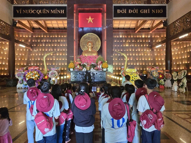 Đời đời ghi nhớ ơn những người đã hy sinh xương máu mang lại hạnh phúc, bình an cho mọi người Đời đời ghi nhớ ơn những người đã hy sinh xương máu mang lại hạnh phúc, bình an cho mọi người