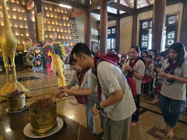 Dâng hương tưởng niệm Dâng hương tưởng niệm