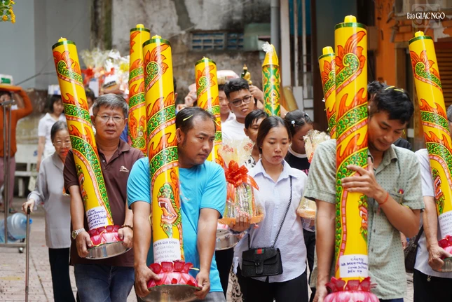Phật tử nhiễu đèn hạ