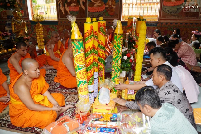 Nghi thức dâng đèn và y tắm mưa khóa An cư kiết hạ Phật lịch 2570