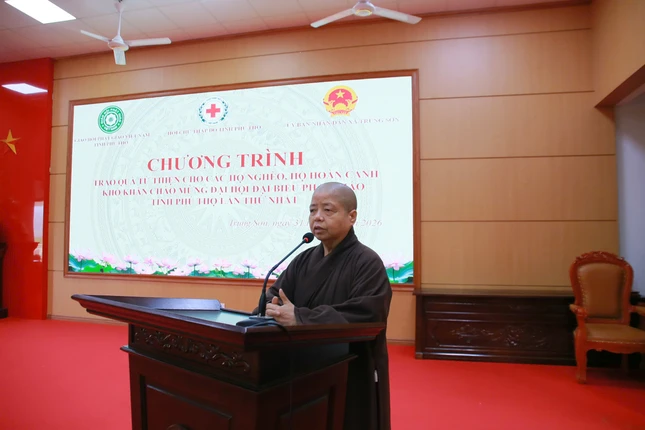 Ni sư Thích Đàm Nhã phát biểu thăm hỏi đến người dân Ni sư Thích Đàm Nhã phát biểu thăm hỏi đến người dân