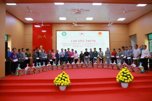 170 phần quà được trao tặng đến người dân xã Trung Sơn hướng đến chào mừng Đại hội đại biểu Phật giáo tỉnh Phú Thọ 170 phần quà được trao tặng đến người dân xã Trung Sơn hướng đến chào mừng Đại hội đại biểu Phật giáo tỉnh Phú Thọ