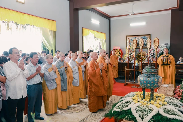 Trang nghiêm khóa lễ