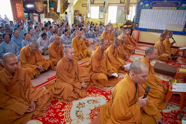 Chư Tăng, Phật tử trong khóa lễ Chư Tăng, Phật tử trong khóa lễ