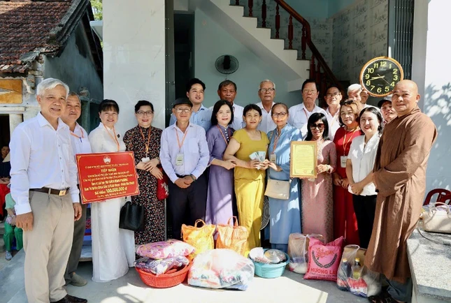 Trao quà tặng đến gia đình bà Lê Thị Mai