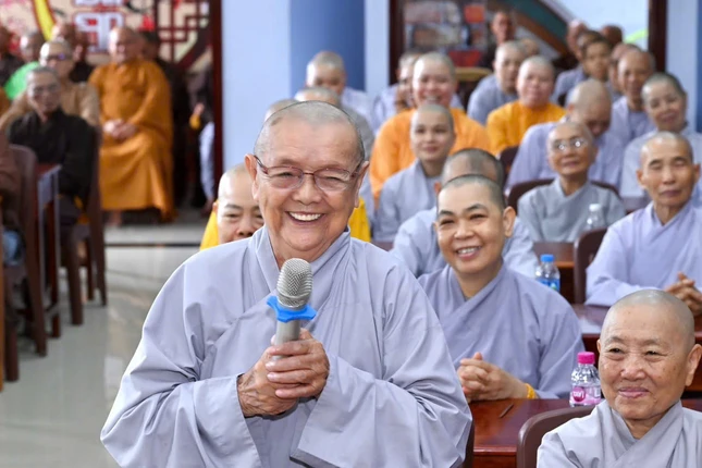 Ni trưởng Thích nữ Như Từ, Thiền chủ trường hạ chùa Vạn Phước chia sẻ kinh nghiệm giáo dục đệ tử