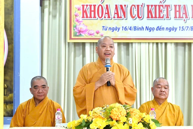 Thượng tọa Thích Tịnh Huệ, Chánh-na trường hạ chia sẻ tại buổi thảo luận chuyên đề