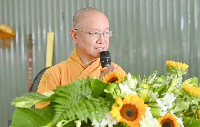 Thượng tọa Thích Trí Định báo cáo tình hình an cư