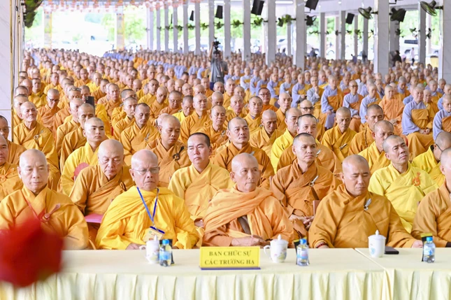 Chư tôn đức Ban chức sự các trường hạ hiện diện