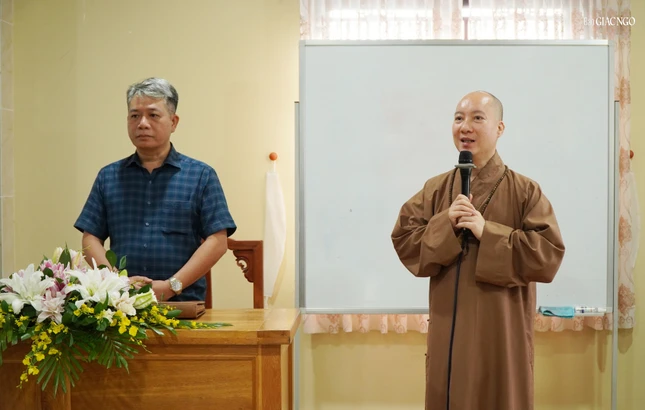 Thượng tọa Thích Nguyên Các cảm ơn ông Vũ Huy Long đã có buổi chia sẻ chuyên đề về Luật Tín ngưỡng, tôn giáo tại chùa Vĩnh Nghiêm