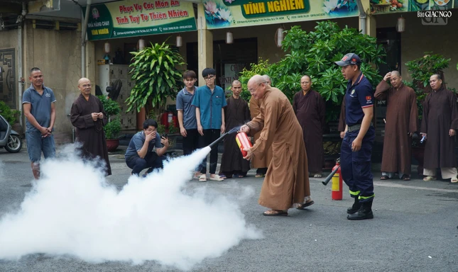 Cách sử dụng bình chữa cháy và kỹ năng dập tắt đám cháy tại chỗ