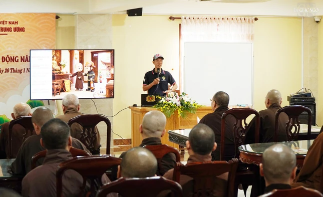 Thiếu tá Lê Minh Tuấn tuyên truyền về phòng cháy chữa cháy