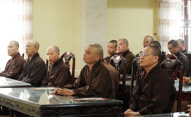 Lắng nghe thông tin về phòng cháy chữa cháy tại tự viện