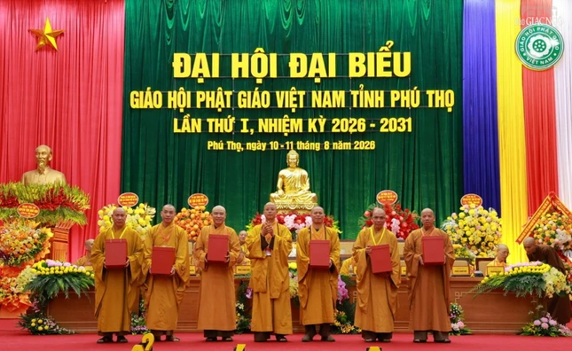 Thượng tọa Thích Minh Nghiêm trao quà lưu niệm đến chư tôn đức không tham gia Ban Trị sự nhiệm kỳ mới