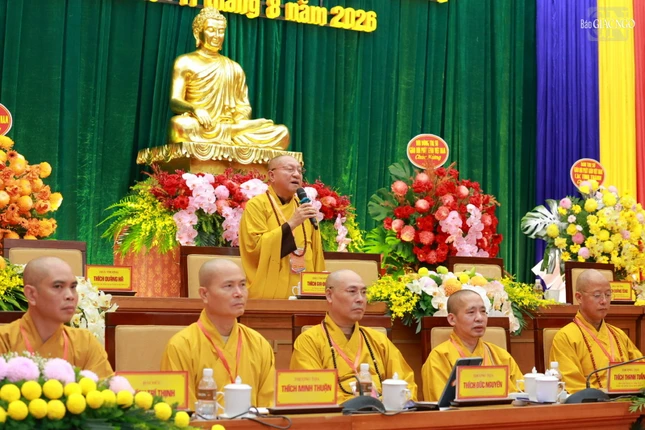 Hòa thượng Thích Gia Quang lấy ý kiến biểu quyết của toàn thể đại biểu và thông qua danh sách suy cử nhân sự Ban Trị sự nhiệm kỳ mới