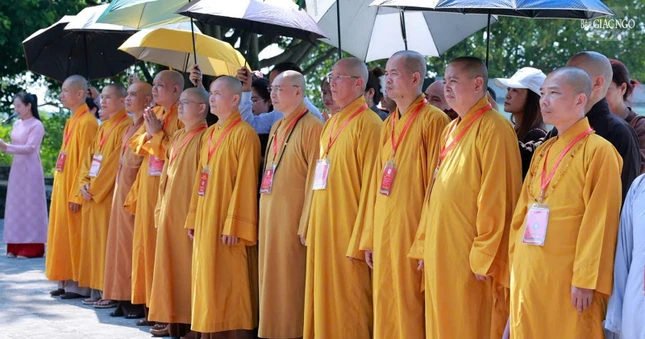 Đoàn tưởng niệm các anh hùng liệt sĩ tỉnh Phú Thọ