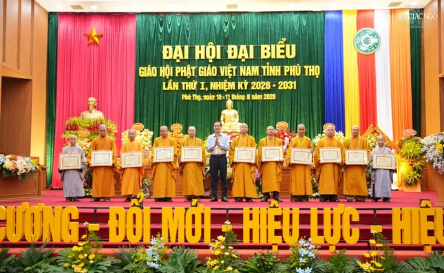 Các cá nhân nhận Bằng khen của Chủ tịch UBND tỉnh Phú Thọ ghi nhận những đóng góp trong công tác Phật sự tốt đạo đẹp đời