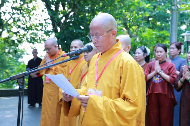 Thượng tọa Thích Minh Nghiêm dâng lời cáo bạch tri ân