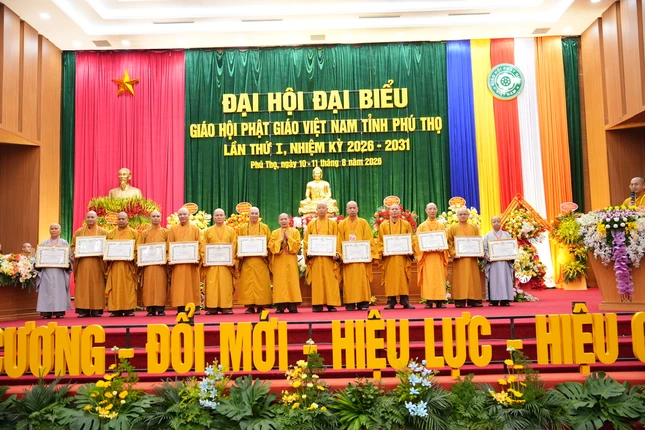 Thượng tọa Thích Thanh Tuấn, Phó Tổng Thư ký Hội đồng Trị sự, Chánh Văn phòng T.Ư tặng Bằng tuyên dương công đức của GHPGVN