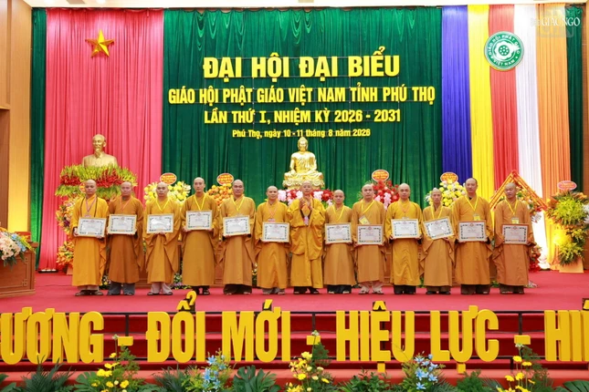 GHPGVN tỉnh Phú Thọ trao Bằng công đức đến các cá nhân có nhiều đóng góp tích cực trong các công tác Phật sự của tỉnh thời gian qua
