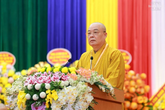 Trưởng lão Hòa thượng Thích Thanh Nhiễu ban đạo từ chứng minh