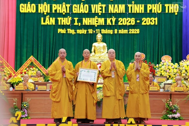 Trưởng lão Hòa thượng Thích Thanh Nhiễu trao Bằng tuyên dương công đức của Trung ương Giáo hội đến tập thể Ban Trị sự GHPGVN tỉnh Phú Thọ