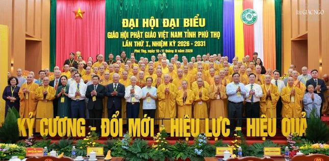 Tân Ban Trị sự GHPGVN tỉnh Phú Thọ nhiệm kỳ 2026-2031 lưu niệm cùng chư tôn đức Trung ương Giáo hội và đại diện chính quyền