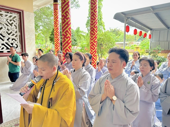 Đại đức Thích Minh Nguyện dâng lời tác bạch